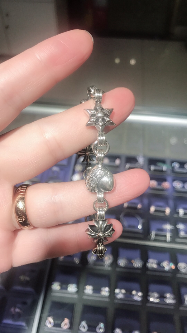 クロムハーツアクセサリー背面デザイン